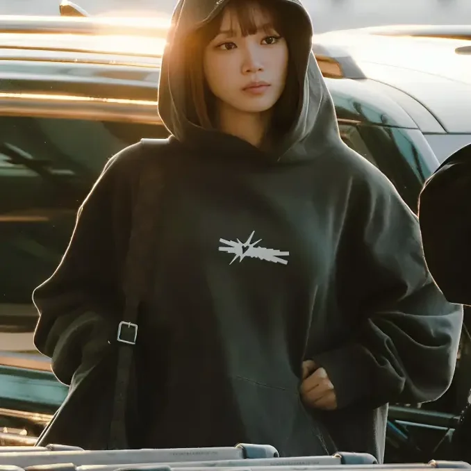 トップス LE SSERAFIM CROP HOODIE - トップス